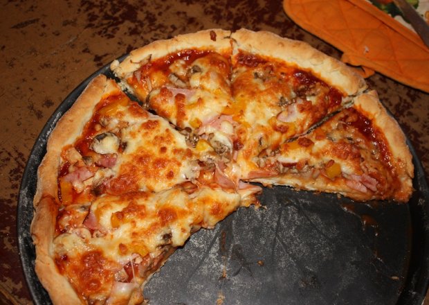 Fotografia przedstawiająca pizza jak z pizzeri