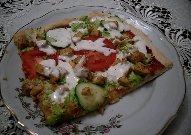 Fotografia przedstawiająca Pizza kebab z sosem czosnkowym