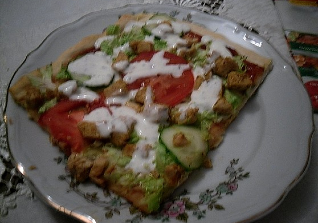 Pizza kebab z sosem czosnkowym foto