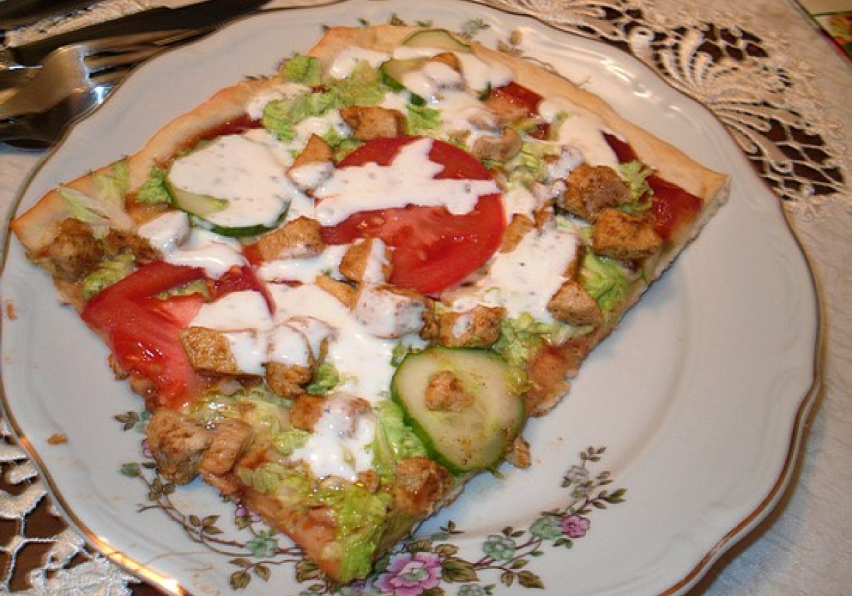 Pizza kebab z sosem czosnkowym foto