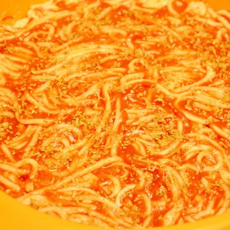 Krok 2 - Pizza makaronowa z parówkami foto