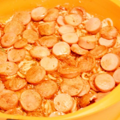 Krok 3 - Pizza makaronowa z parówkami foto