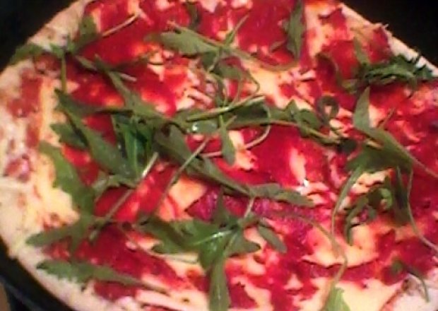 Fotografia przedstawiająca Pizza margerita z rukolą