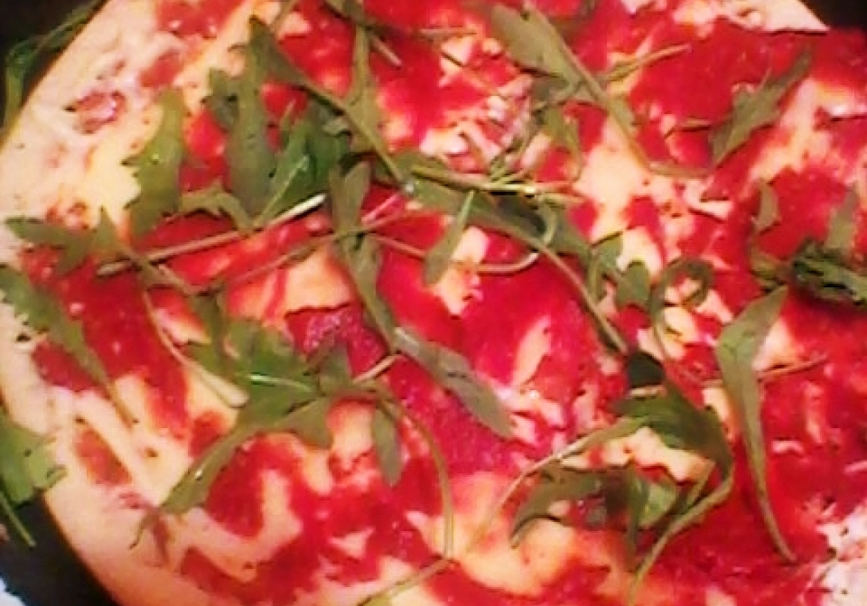 Pizza margerita z rukolą foto