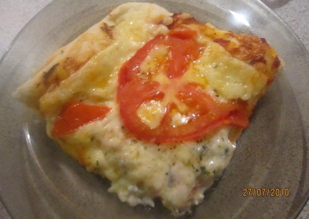 Fotografia przedstawiająca Pizza margerita z serem pleśniowym i pomidorami