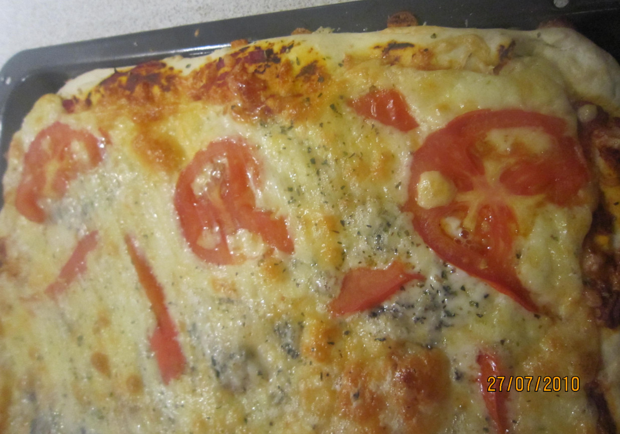 Pizza margerita z serem pleśniowym i pomidorami foto