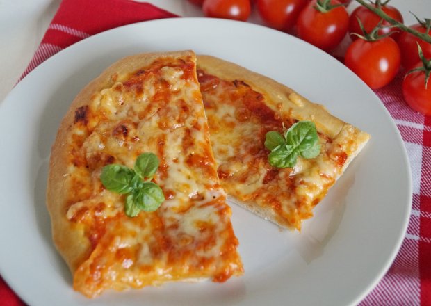 Fotografia przedstawiająca Pizza margherita