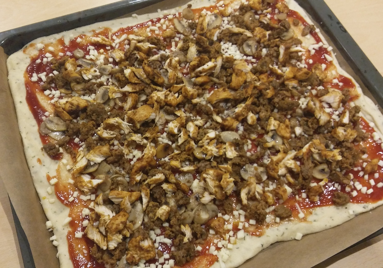 Pizza mega mięsna foto