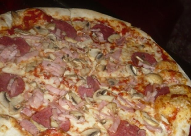 Fotografia przedstawiająca Pizza mięsna