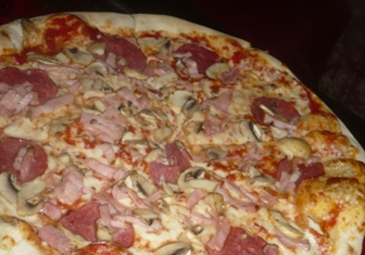 Pizza mięsna foto