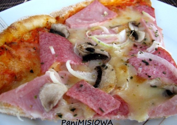 Fotografia przedstawiająca Pizza Milano – kompozycja dodatków
