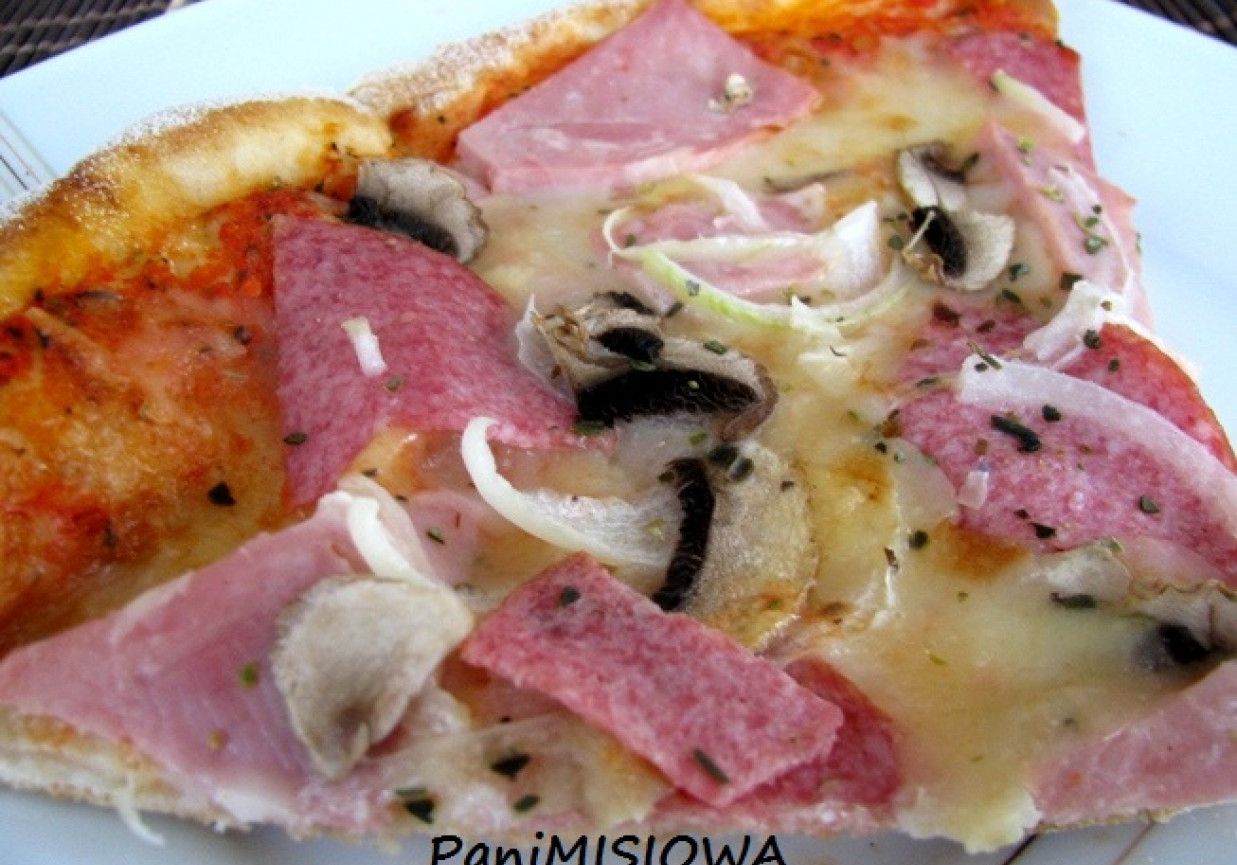 Pizza Milano – kompozycja dodatków foto