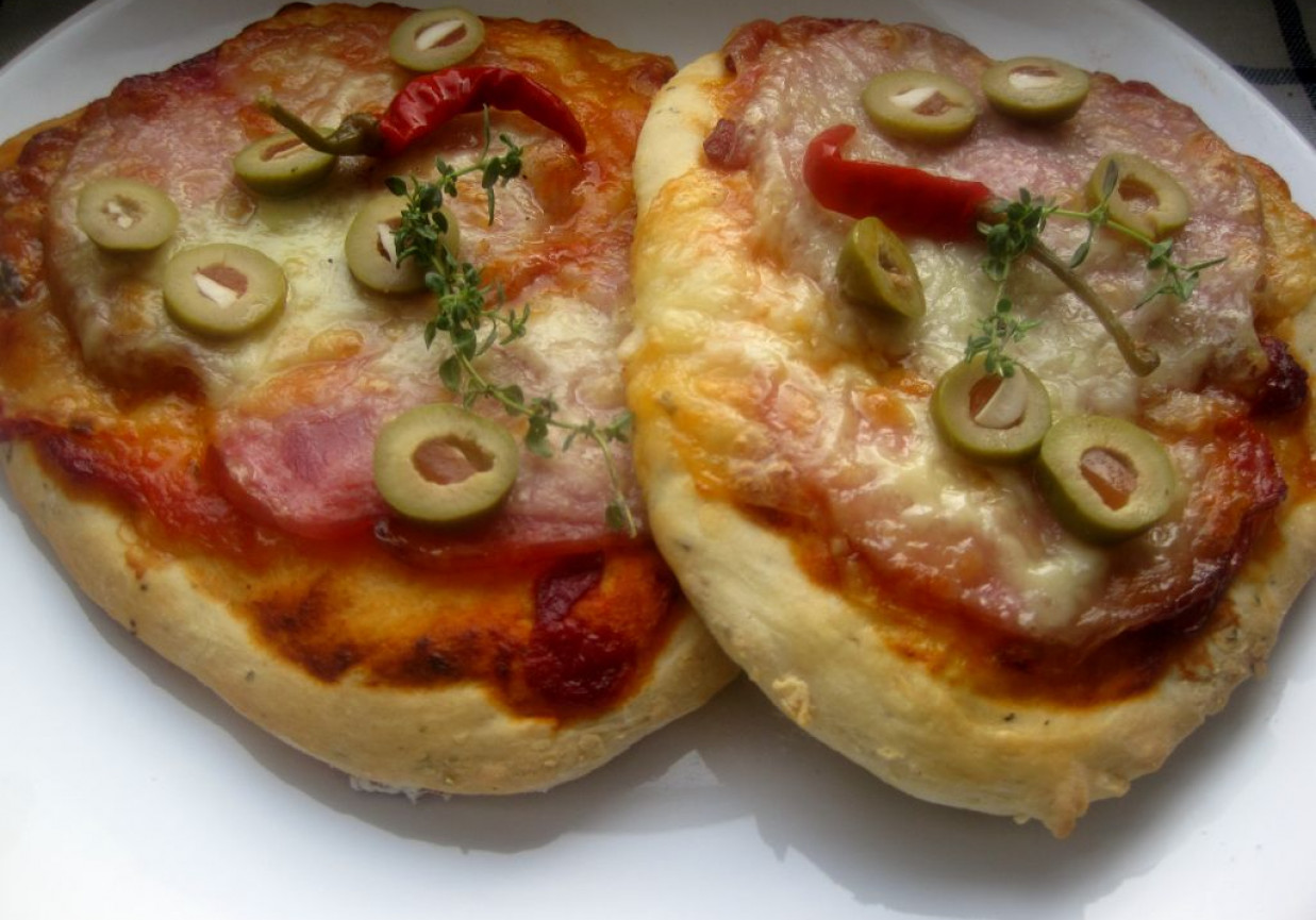 Pizza mini z mozzarellą foto