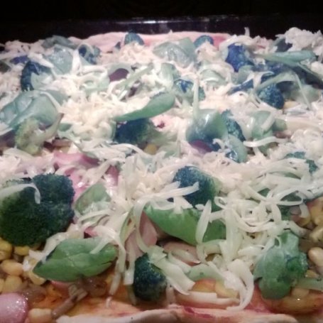Krok 5 - Pizza misz-masz z brokułami, pieczarkami, kukurydzą... foto