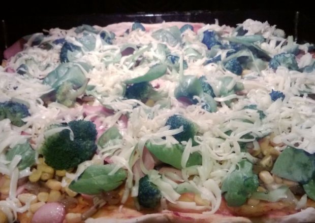 Fotografia przedstawiająca Pizza misz-masz z brokułami, pieczarkami, kukurydzą...