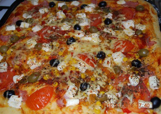 Fotografia przedstawiająca pizza na bogato - dodatki