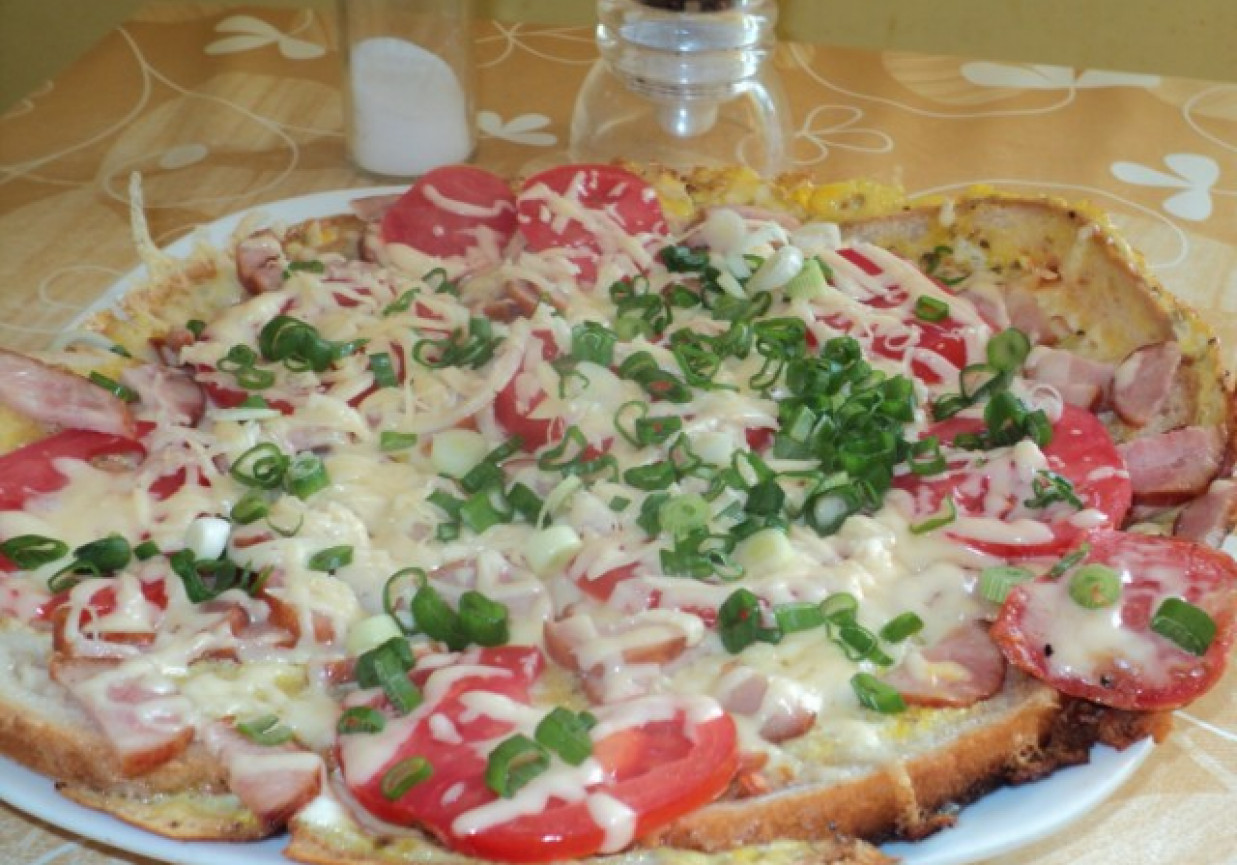 Pizza na chlebie z pomidorami foto
