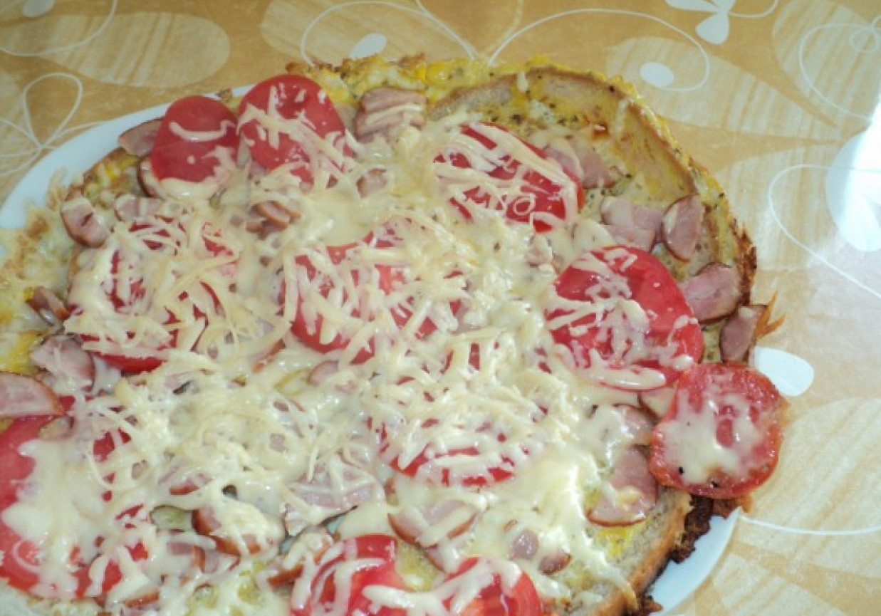 Pizza na chlebie z pomidorami foto