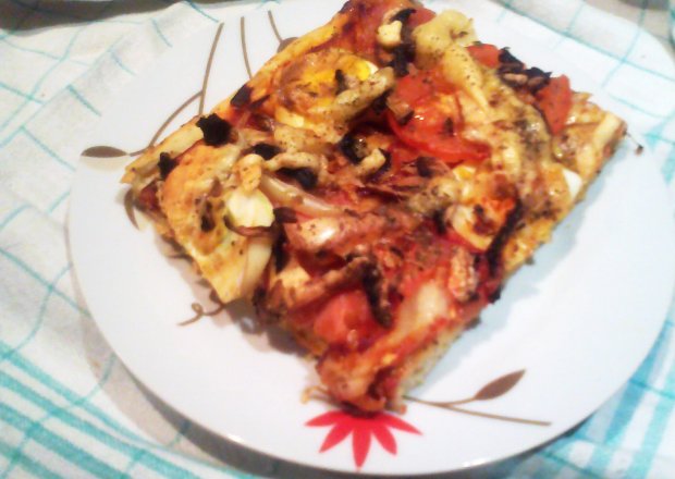 Fotografia przedstawiająca Pizza na cienkim cieście z jajkiem i pomidorem