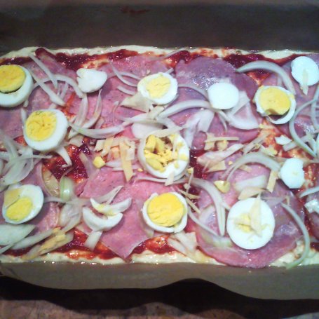 Krok 24 - Pizza na cienkim cieście z jajkiem i pomidorem foto
