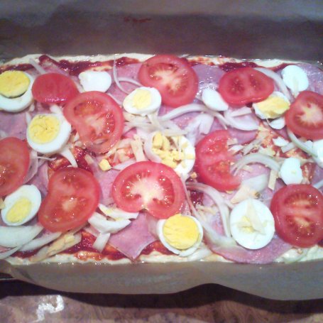 Krok 25 - Pizza na cienkim cieście z jajkiem i pomidorem foto
