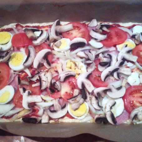 Krok 26 - Pizza na cienkim cieście z jajkiem i pomidorem foto