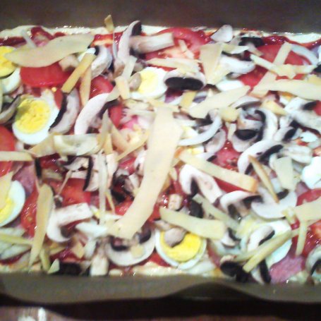 Krok 27 - Pizza na cienkim cieście z jajkiem i pomidorem foto
