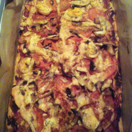 Krok 28 - Pizza na cienkim cieście z jajkiem i pomidorem foto