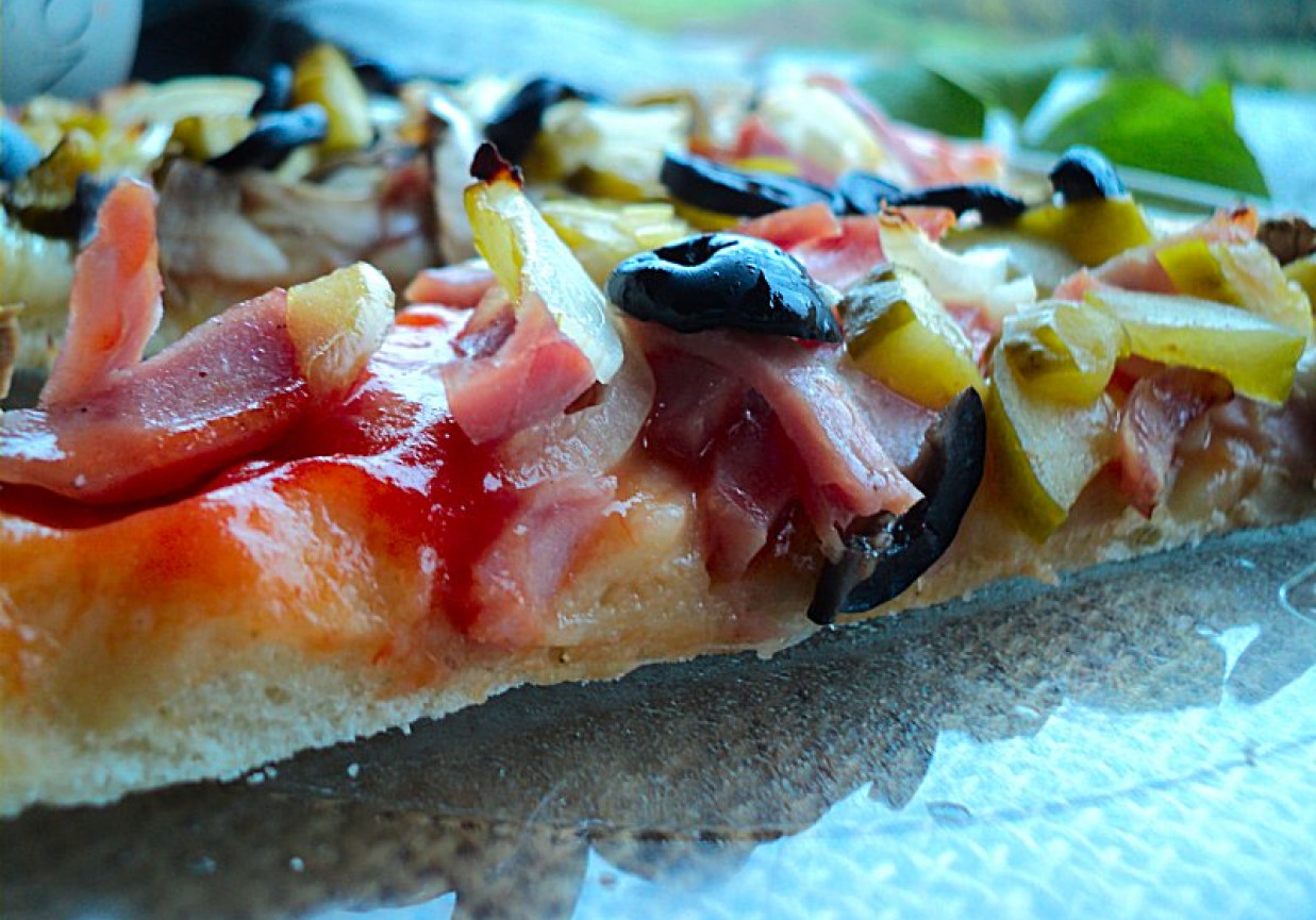 Pizza na cienkim cieście z pikantnym ogórkiem, szynką parmeńską  foto