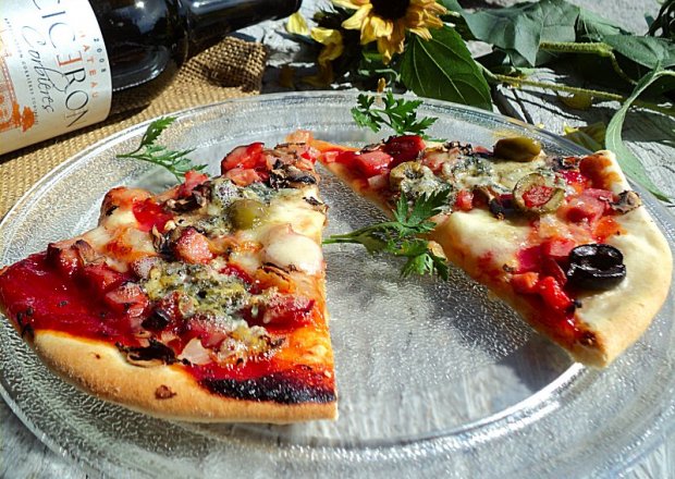 Fotografia przedstawiająca Pizza na cienkim cieście z trzema serami