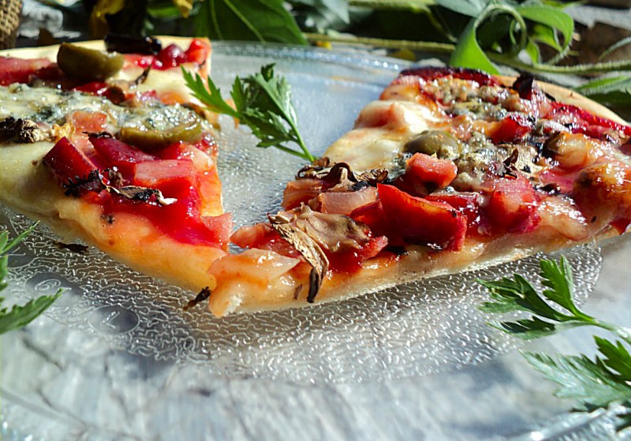 Pizza na cienkim cieście z trzema serami  foto