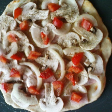 Krok 2 - Pizza na cienkim cieście foto
