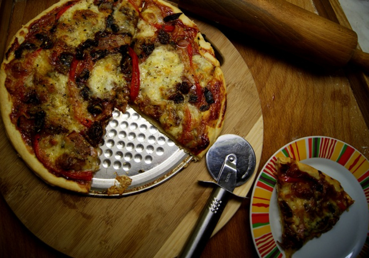 Pizza na cienkim cieście foto