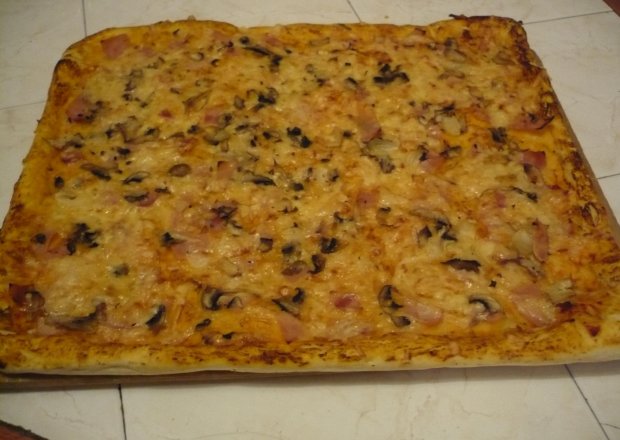 Fotografia przedstawiająca Pizza na cienkim cieście