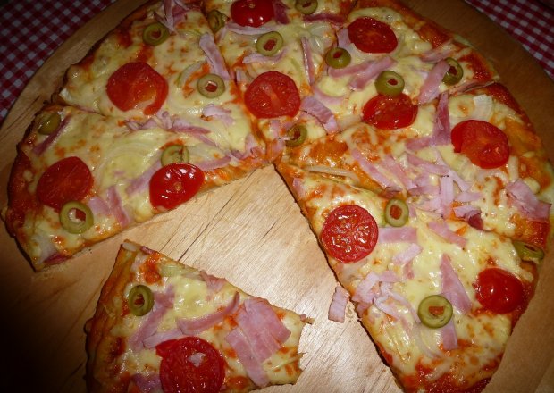Fotografia przedstawiająca Pizza na cienkim drożdżowym cieście