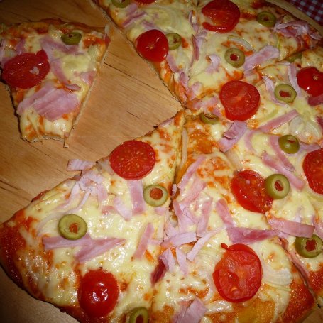 Krok 4 - Pizza na cienkim drożdżowym cieście foto