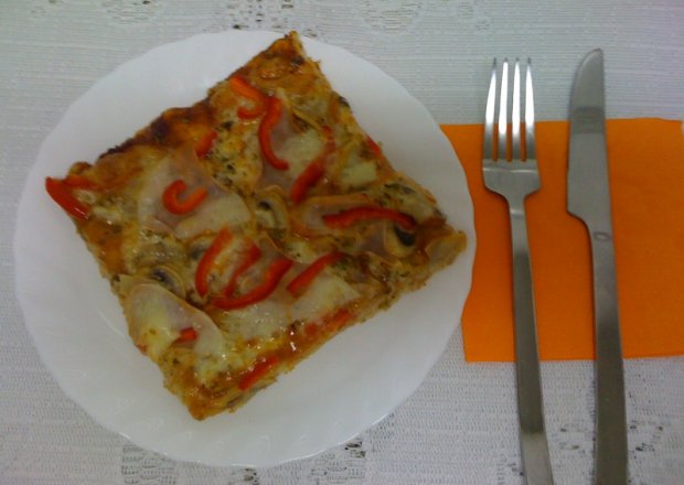 Fotografia przedstawiająca Pizza na cienkim kruchym otrębowym cieście