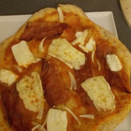 Krok 2 - Pizza na cienkim spodzie z camembert i rukola foto