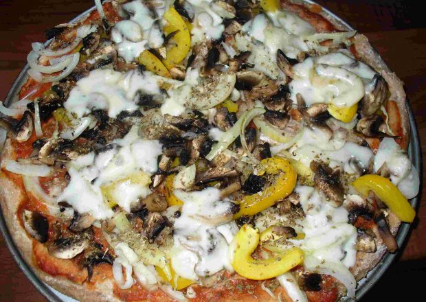 Fotografia przedstawiająca Pizza na cienkim spodzie z mąki orkiszowej