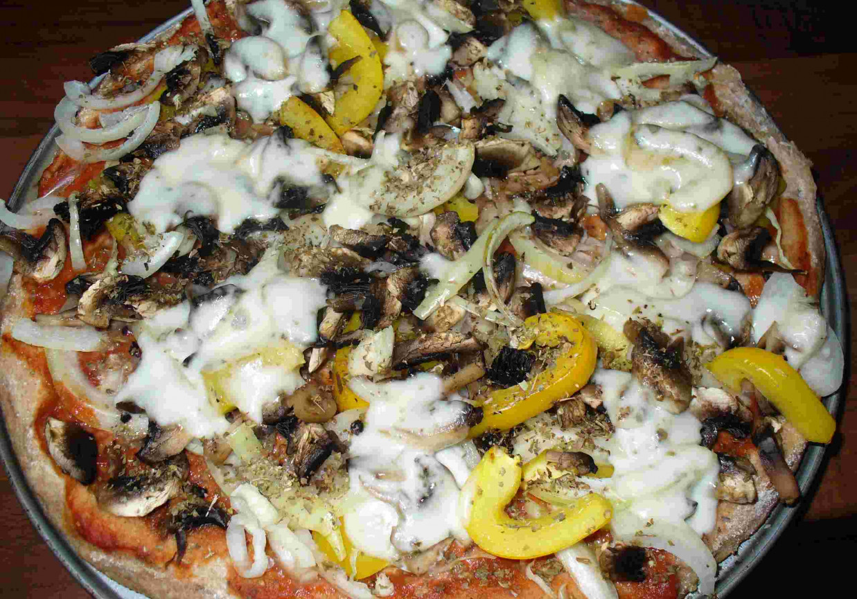 Pizza na cienkim spodzie z mąki orkiszowej foto