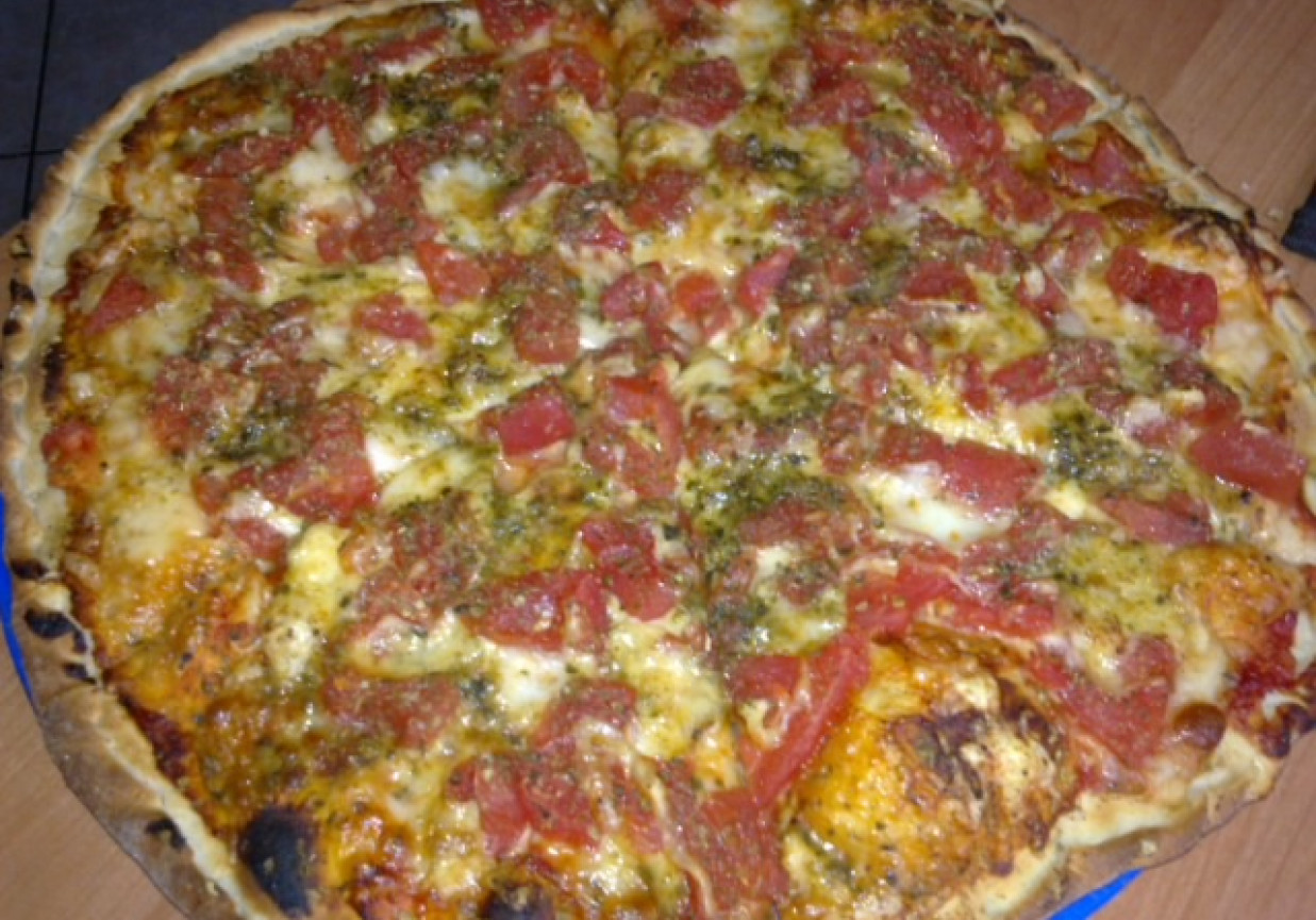 Pizza na cienkim spodzie z pomidorem foto