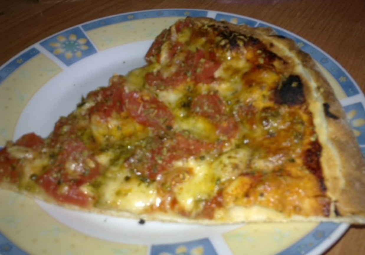 Pizza na cienkim spodzie z pomidorem foto
