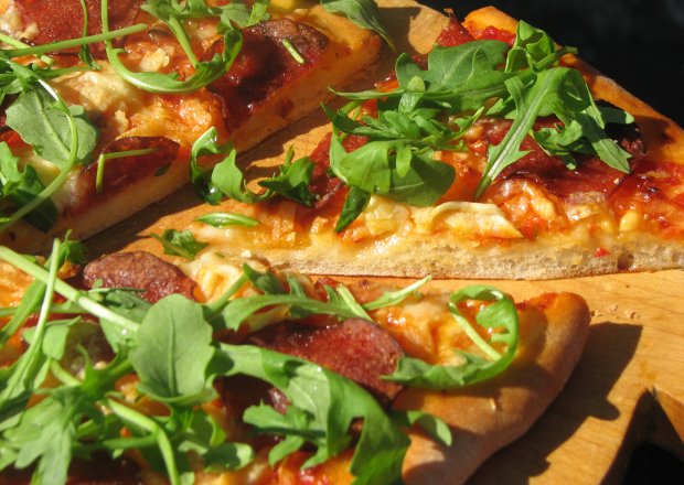 Fotografia przedstawiająca Pizza na cienkim spodzie z salami
