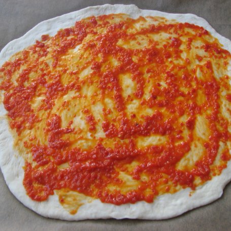 Krok 3 - Pizza na cienkim spodzie z salami foto