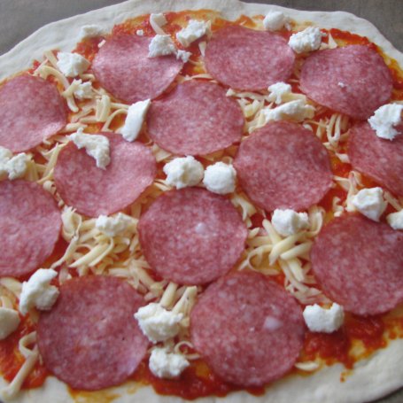 Krok 4 - Pizza na cienkim spodzie z salami foto
