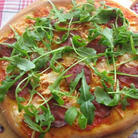 Krok 5 - Pizza na cienkim spodzie z salami foto