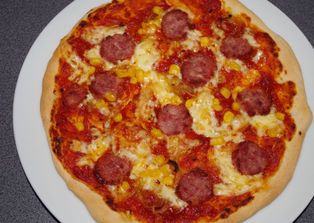 Fotografia przedstawiająca Pizza na cienkim spodzie