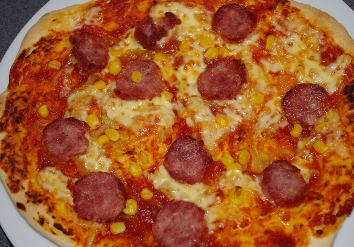 Pizza na cienkim spodzie foto