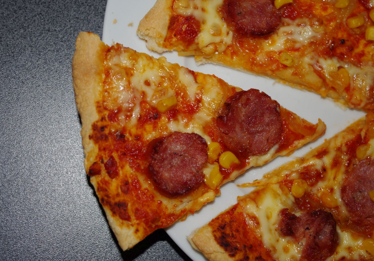 Pizza na cienkim spodzie foto