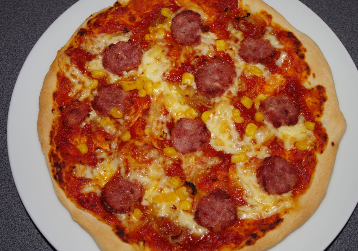 Pizza na cienkim spodzie foto